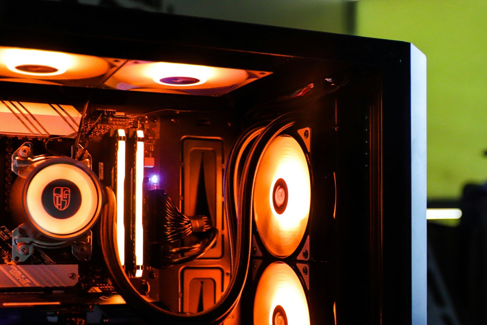 Corsair Vengeance i8300